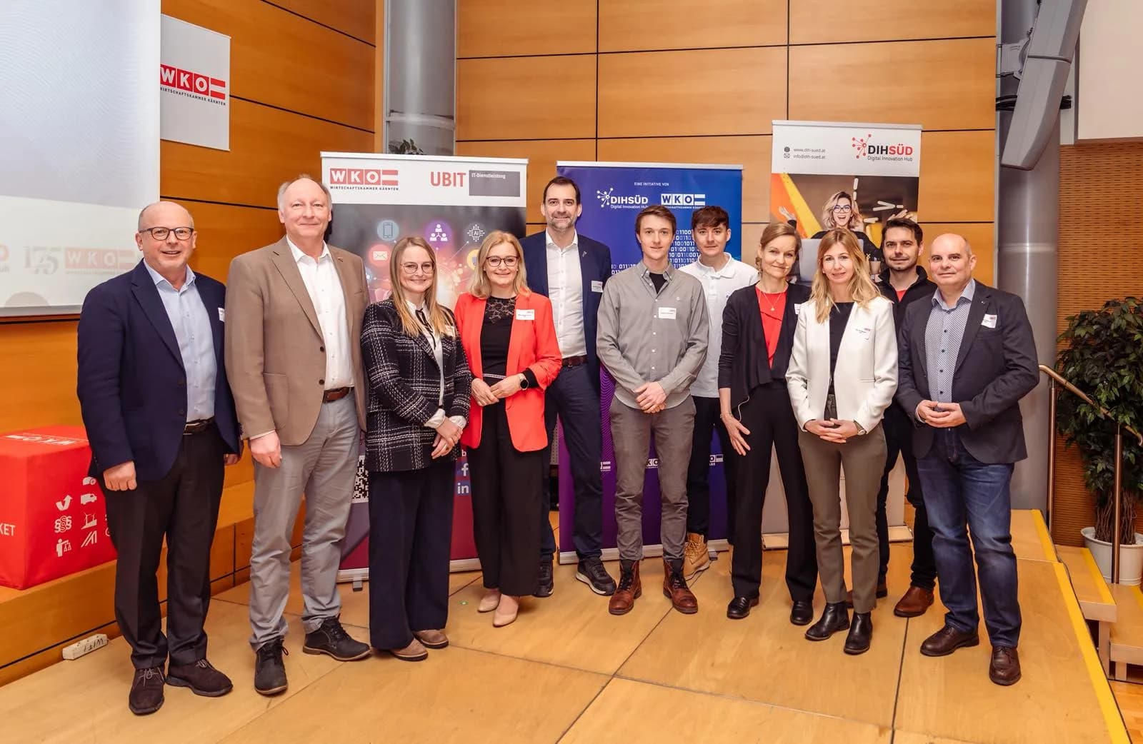 Gruppenfoto beim WKO Business-Frühstück vor Bannern von WKO, UBIT und DIH Süd